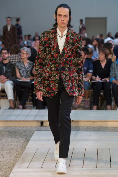 Look 32